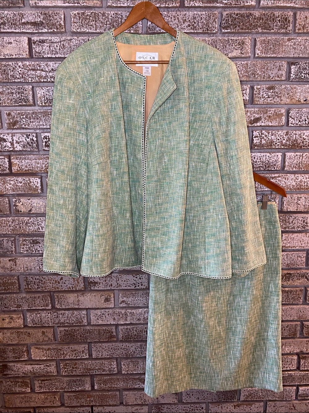 Oscar de la Renta, vintage suit green & teal colour, excellent condition.￼